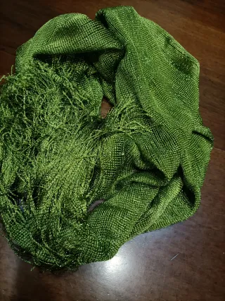 Sciarpa elegante con fili brillanti e frange