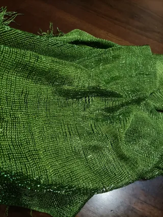 Sciarpa elegante con fili brillanti e frange