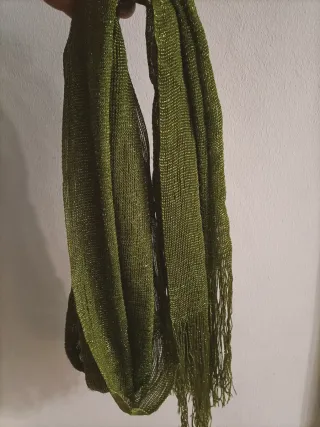 Sciarpa elegante con fili brillanti e frange