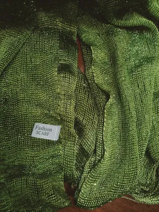 Sciarpa elegante con fili brillanti e frange