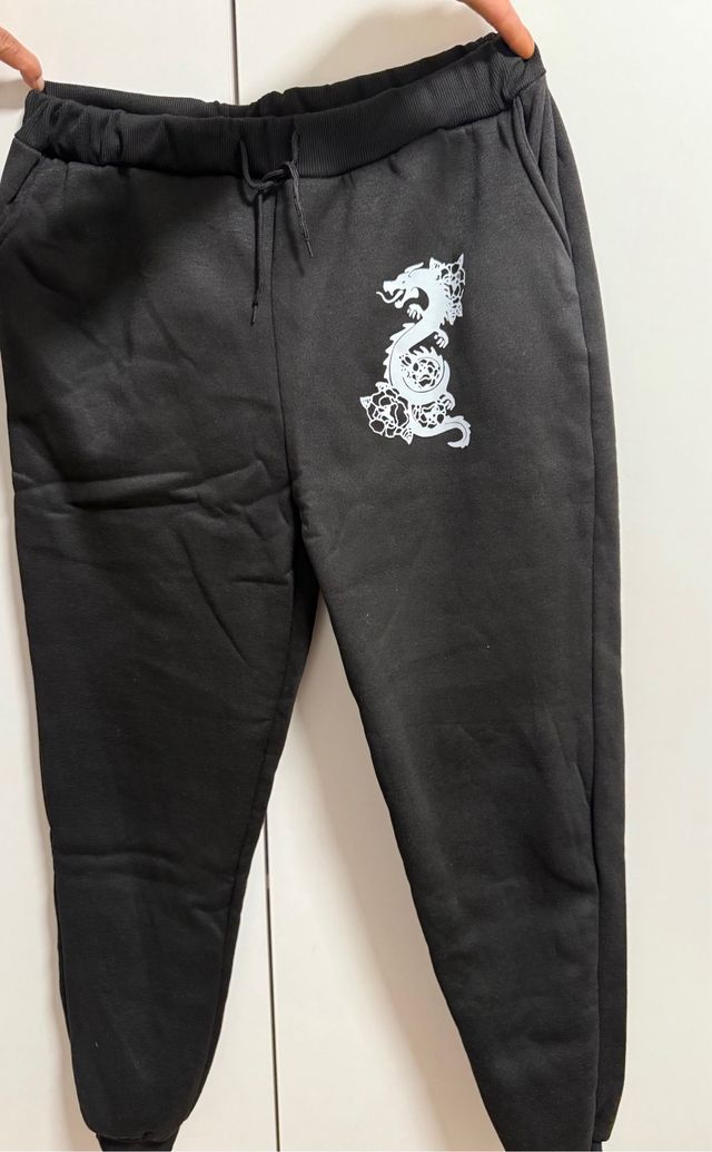 Pantalón chándal negro con dragón