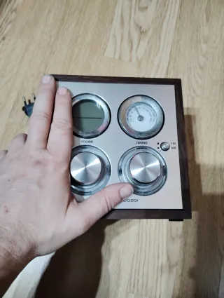 Radio AM/FM con conexión auxiliar