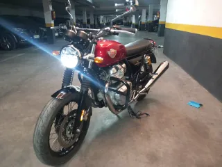 Royal Enfield Interceptor 650 Roja