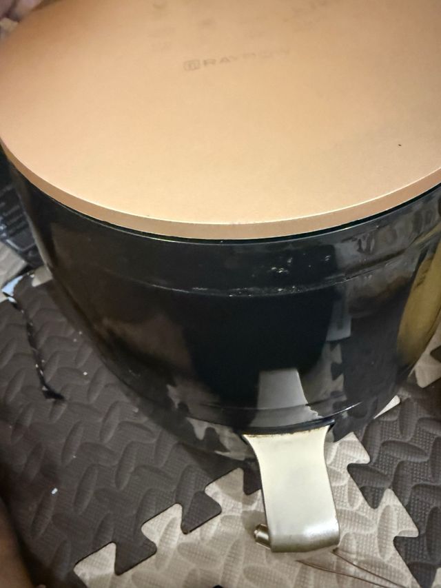 Freidora de aire negra y dorada