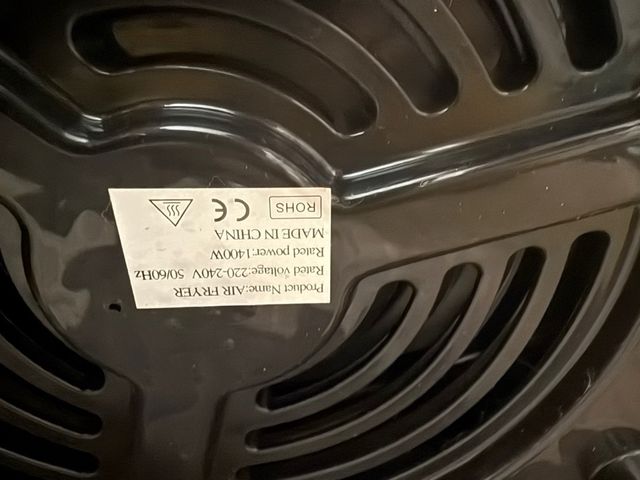 Freidora de aire negra y dorada