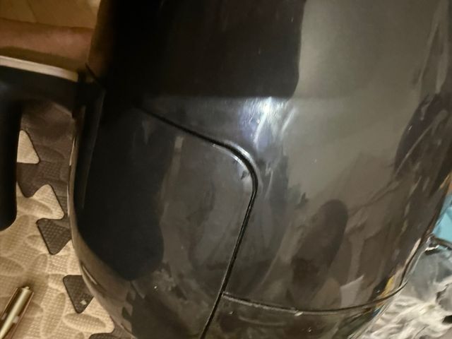 Freidora de aire negra y dorada