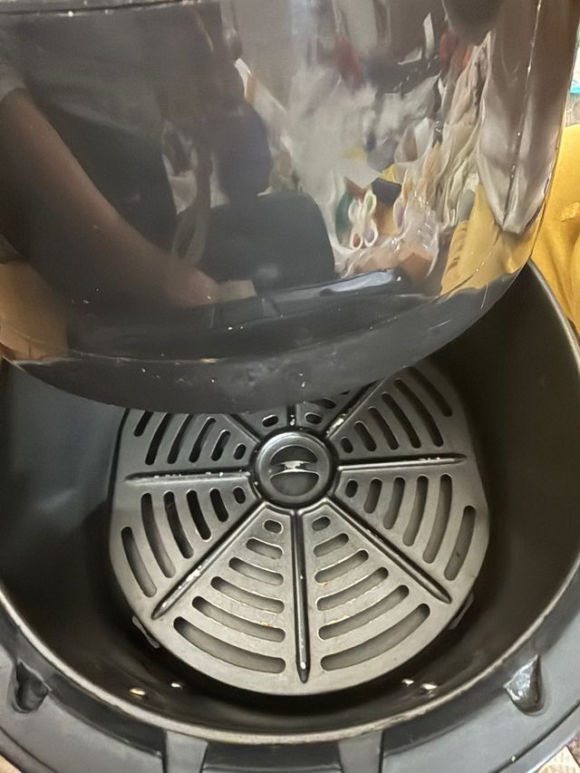 Freidora de aire negra y dorada