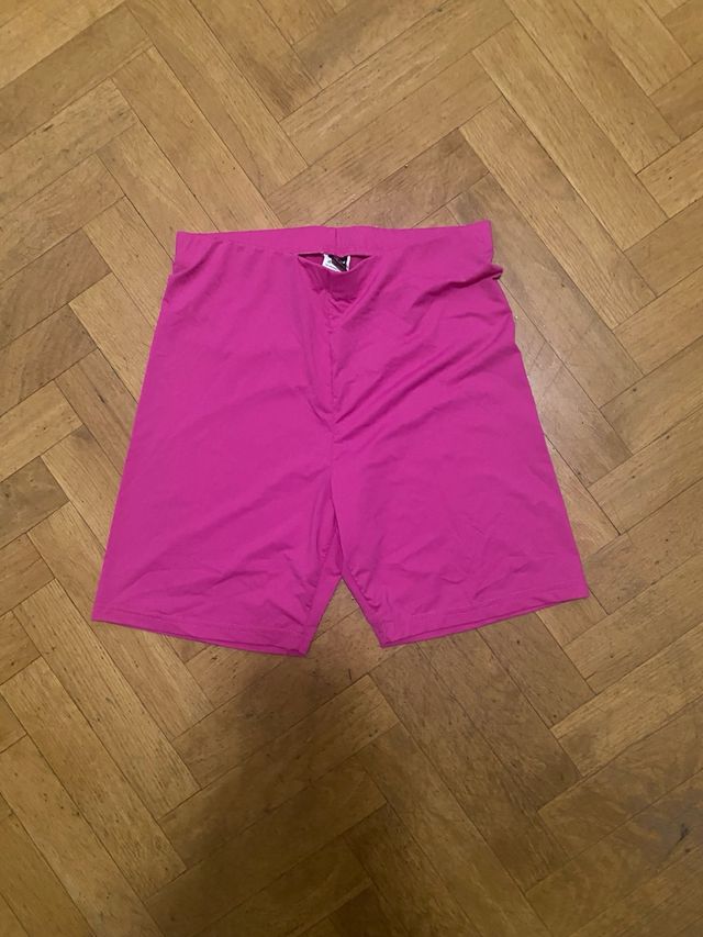 Mallas cortas fucsia.