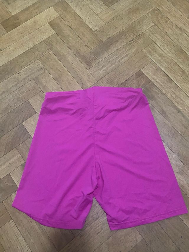 Mallas cortas fucsia.