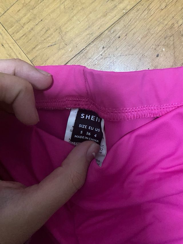 Mallas cortas fucsia.