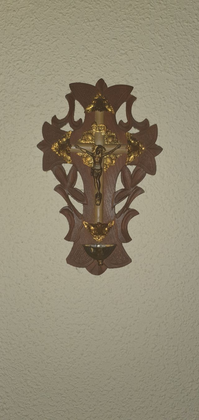 Cristo di legno antico con dettagli dorati