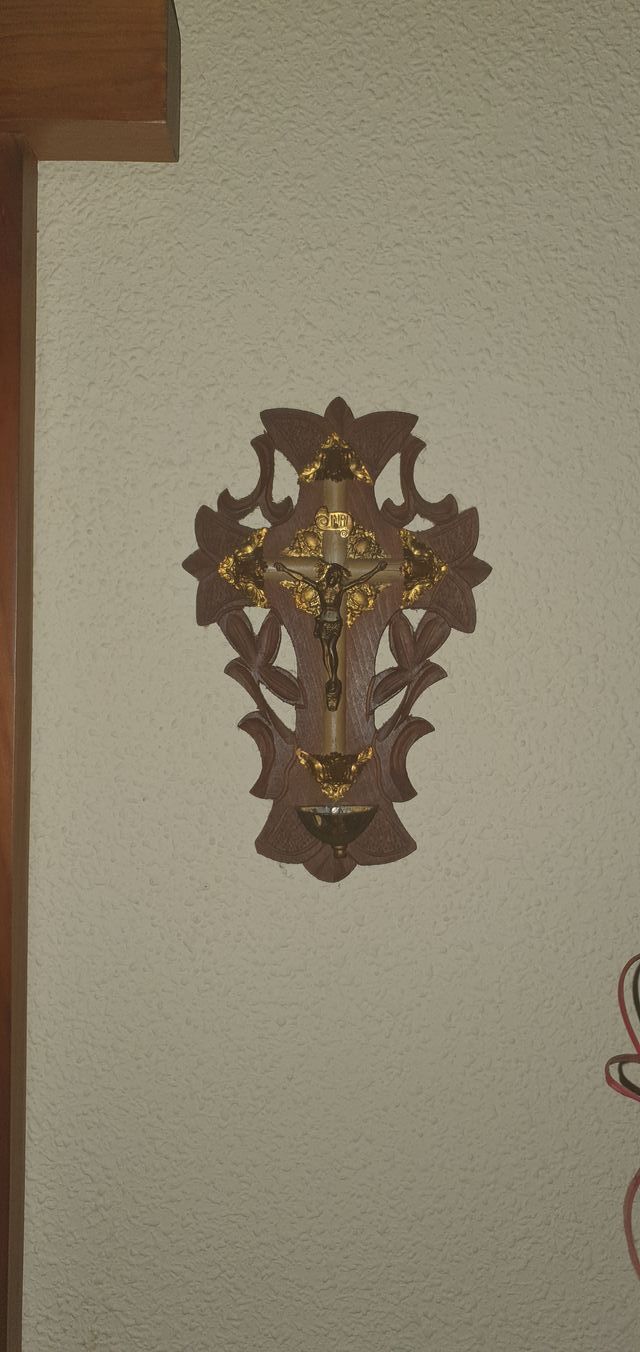 Cristo di legno antico con dettagli dorati