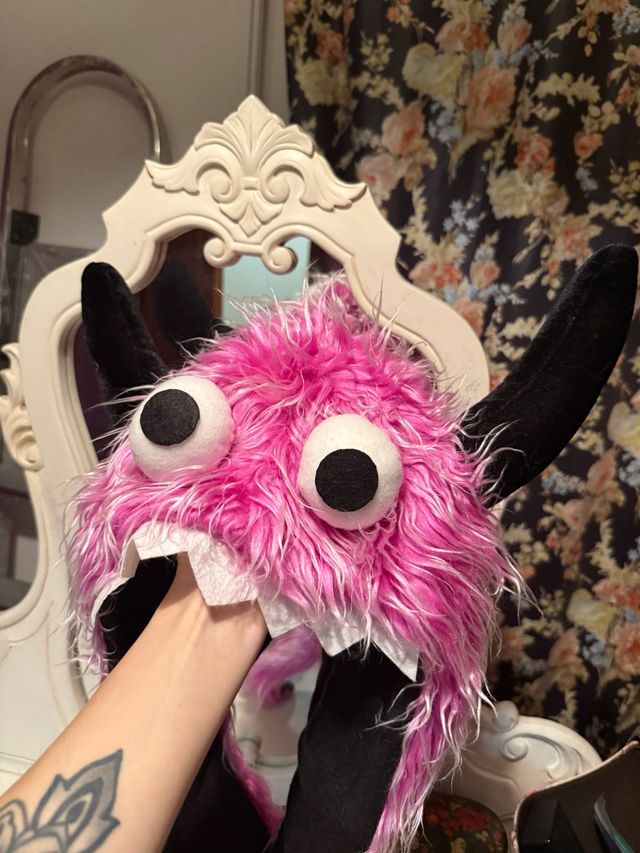 Berretto mostro rosa e nero