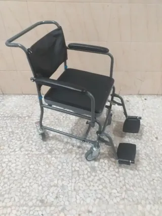 Silla orinal con ruedas