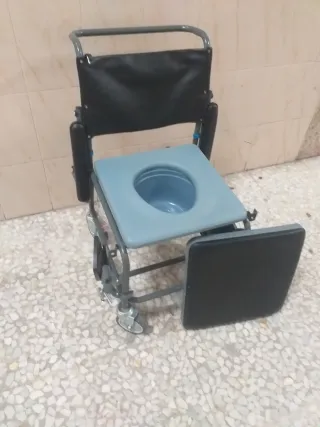 Silla orinal con ruedas