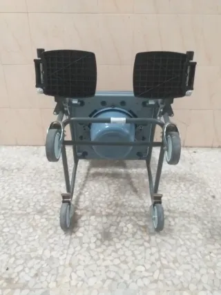 Silla orinal con ruedas