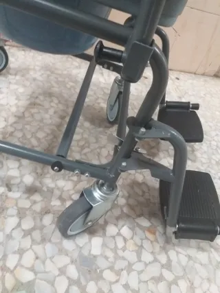 Silla orinal con ruedas