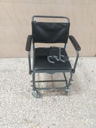 Silla orinal con ruedas