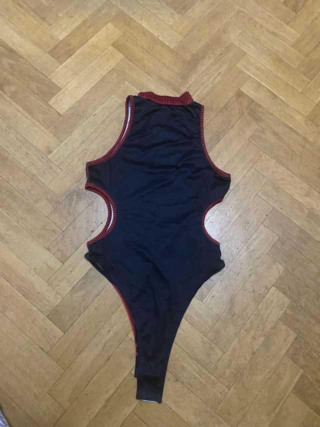 Body deportivo Glamour Negro y Rojo. Talla M