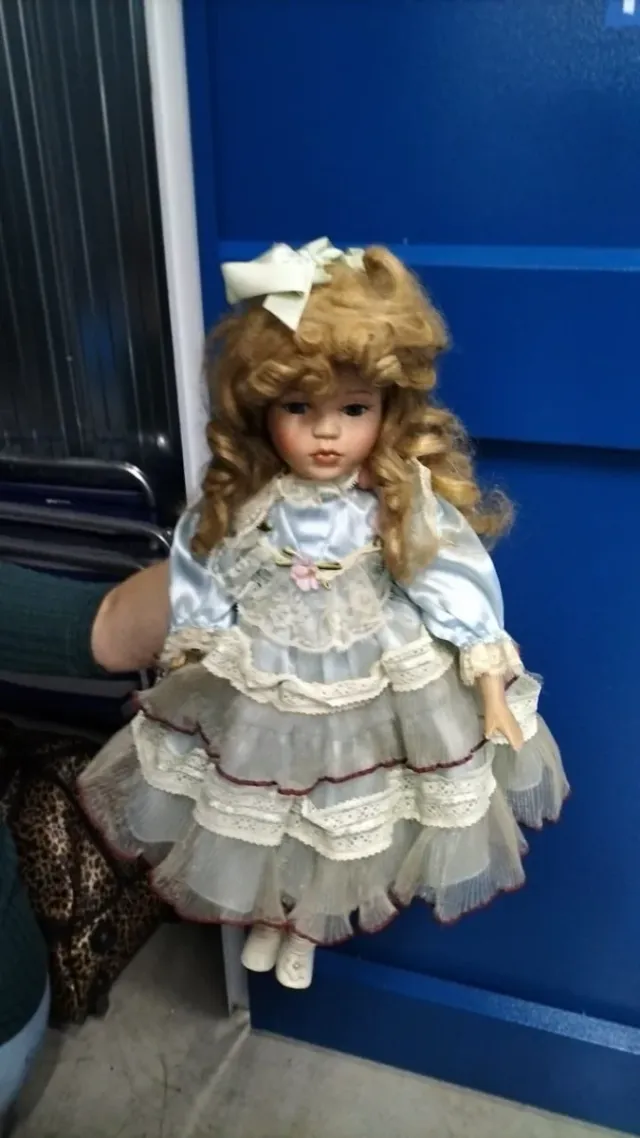 Muñeca antigua con vestido de época