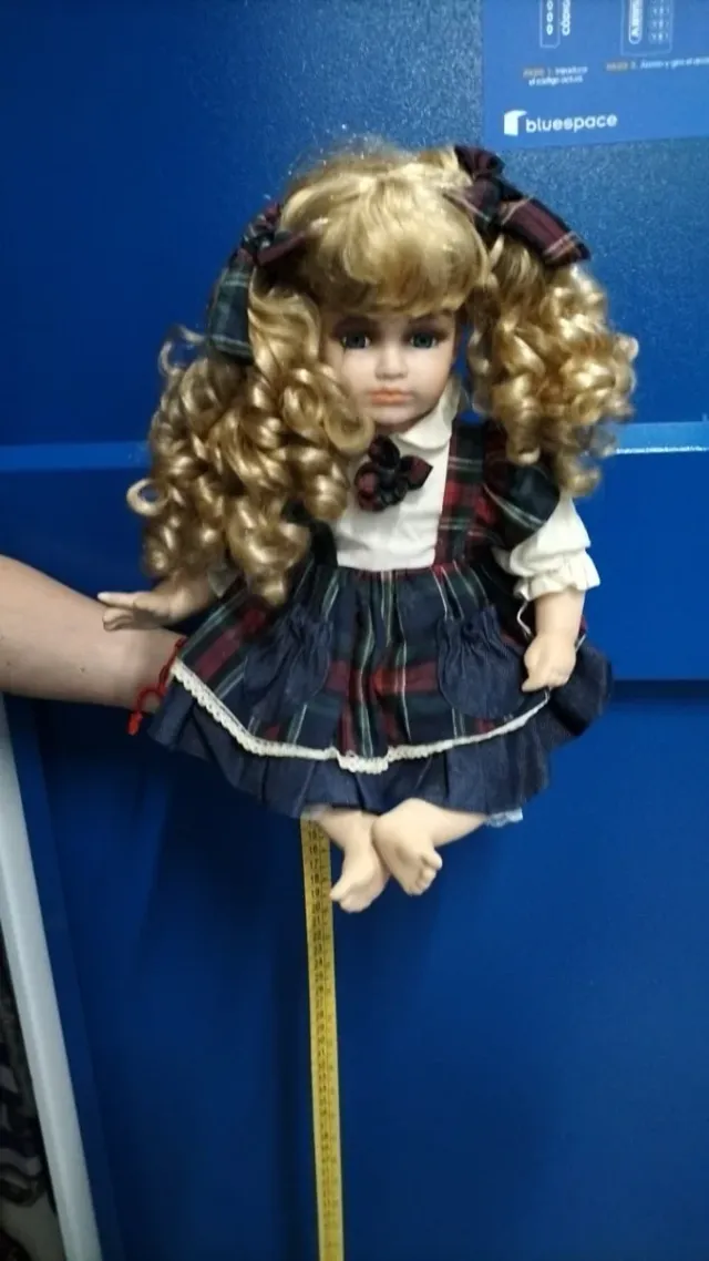 Muñeca antigua con vestido de época