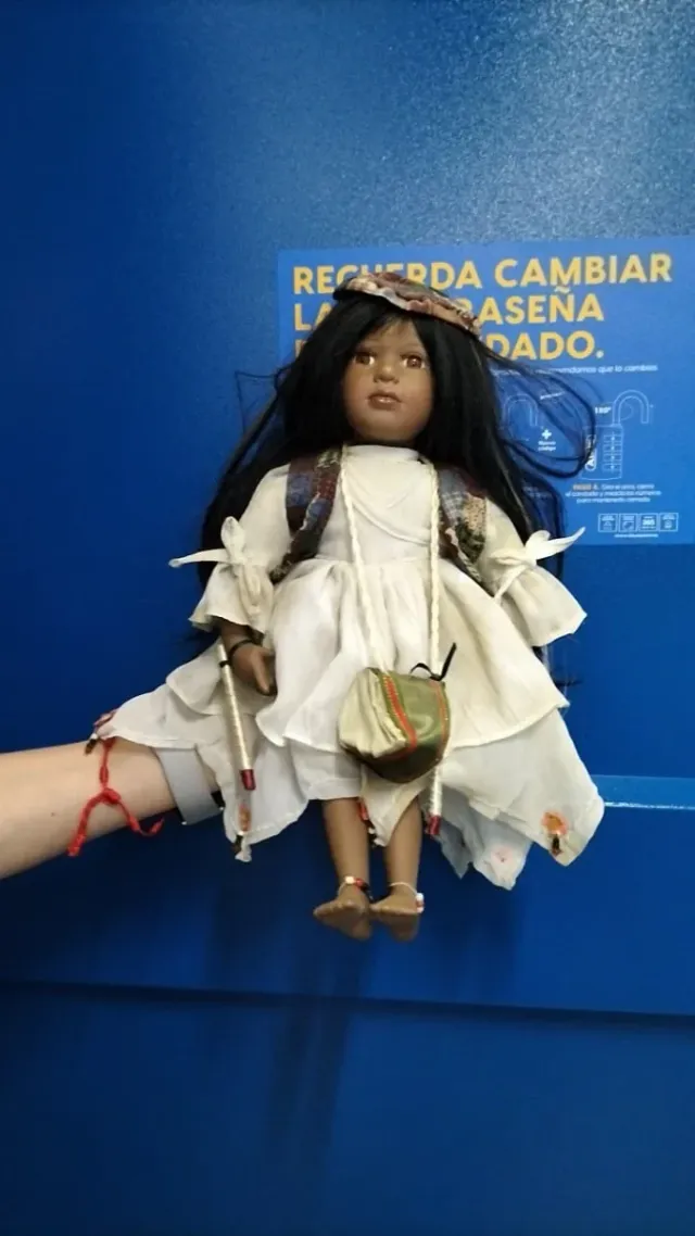 Muñeca antigua con vestido de época