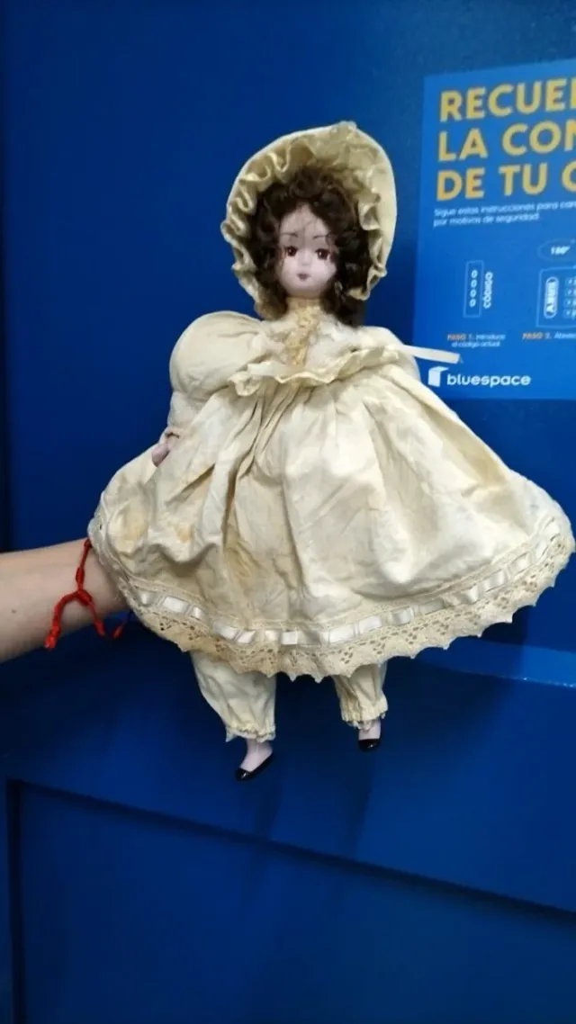 Muñeca antigua con vestido de época