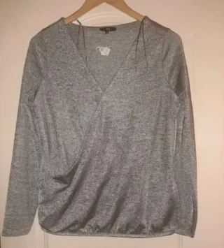 Blusa gris cruzada talla M