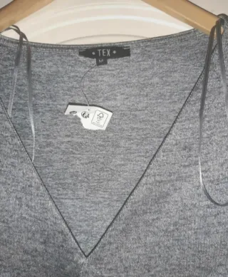 Blusa gris cruzada talla M
