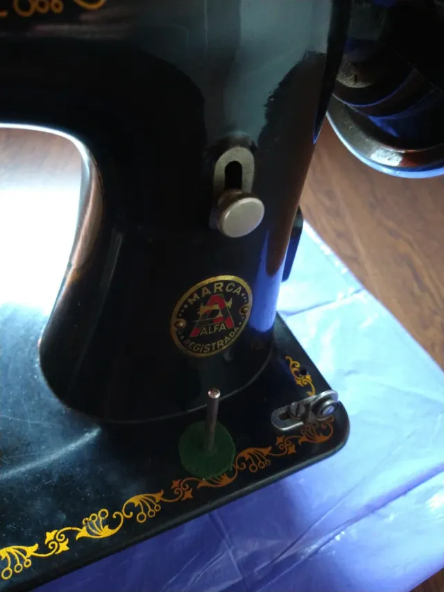 Vecchia macchina da cucire Alfa