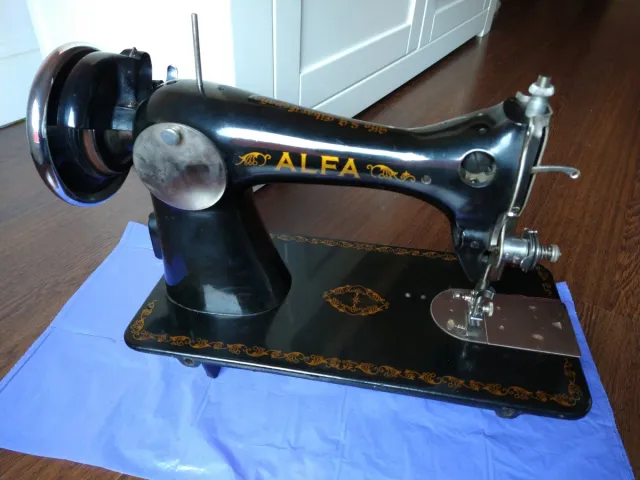 Vecchia macchina da cucire Alfa