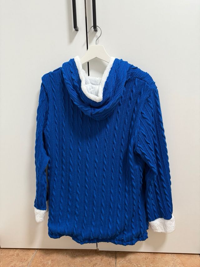 Abrigo azul con botones de madera