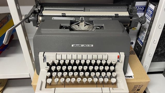 Máquina de escribir Olivetti Línea 98