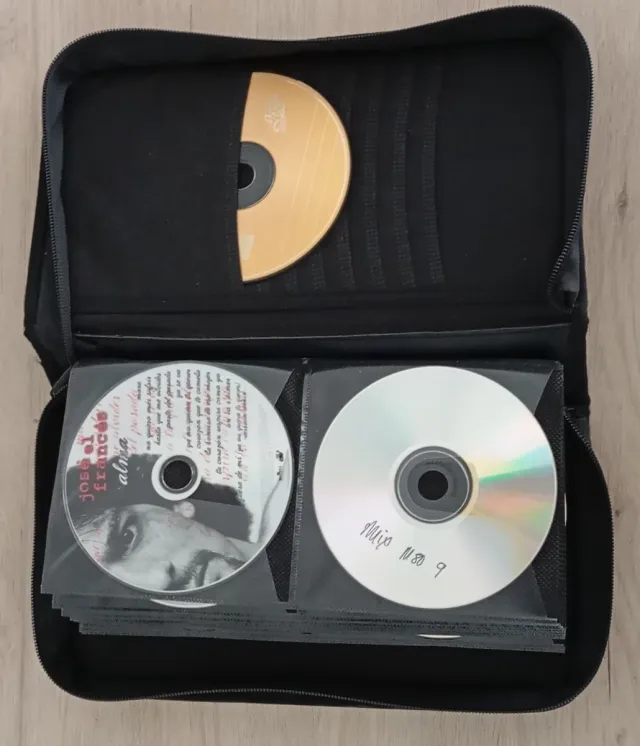 Estuche CDs con 54 CDs grabados de regalo.