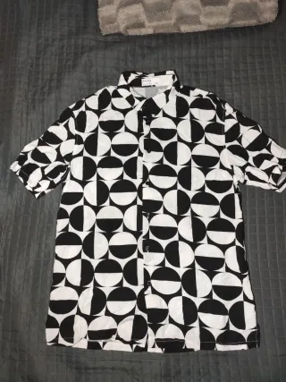 Camisa Bershka Estampada Blanco y Negro