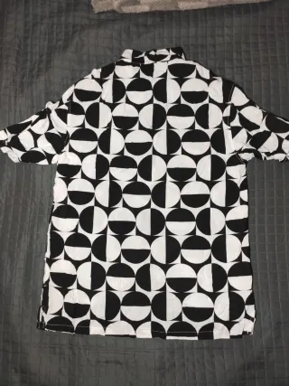 Camisa Bershka Estampada Blanco y Negro