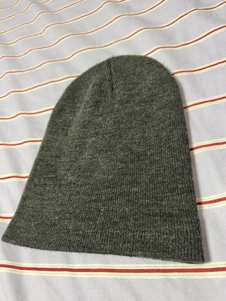 Gorro de lana gris