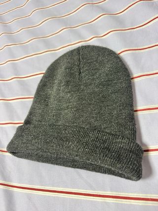 Gorro de lana gris