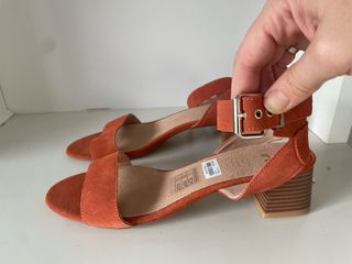 Sandalias tacón piel color caldera