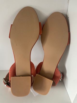 Sandalias tacón piel color caldera