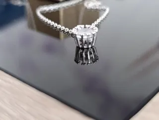 Gargantilla de plata 925 con colgante brillante.