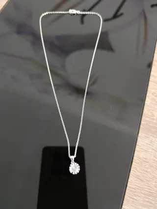Gargantilla de plata 925 con colgante brillante.