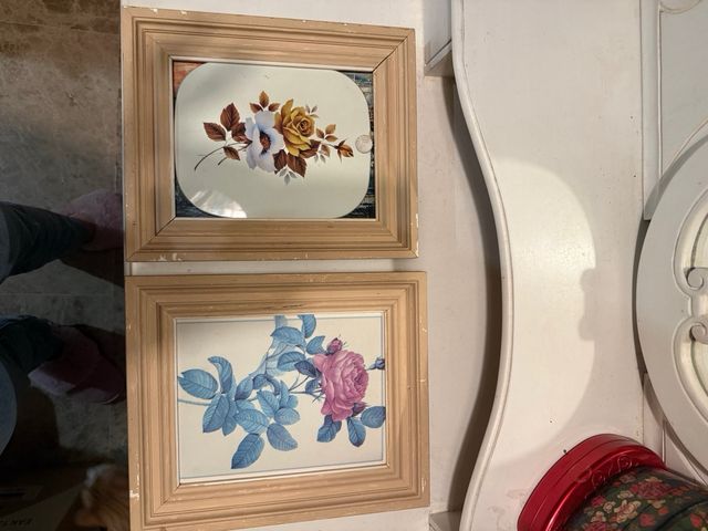 Cornici in legno con fogli floreali