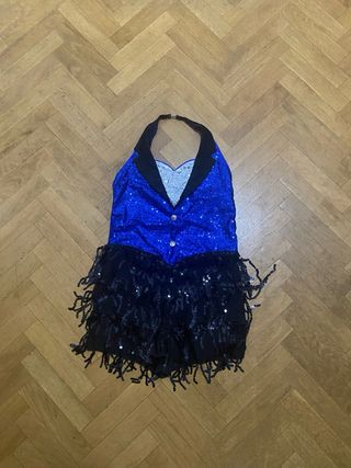 Traje de lentejuelas azul con sombrero y guantes