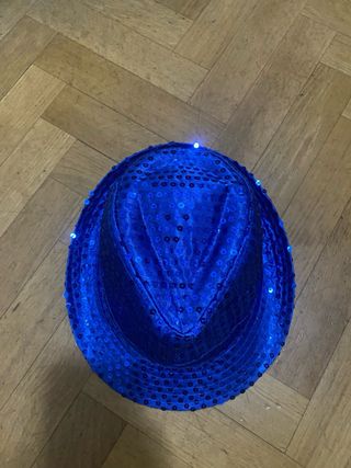 Traje de lentejuelas azul con sombrero y guantes