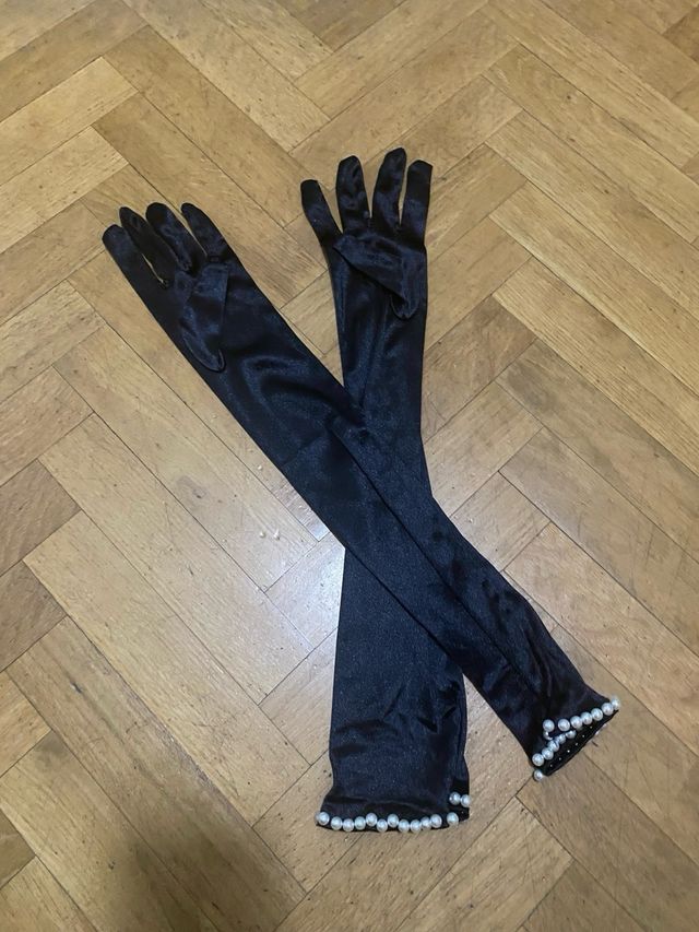 Traje de lentejuelas azul con sombrero y guantes