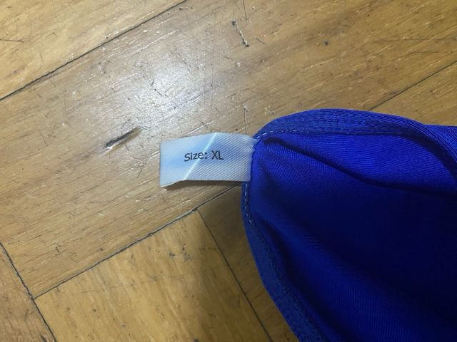 Traje de lentejuelas azul con sombrero y guantes