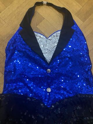 Traje de lentejuelas azul con sombrero y guantes