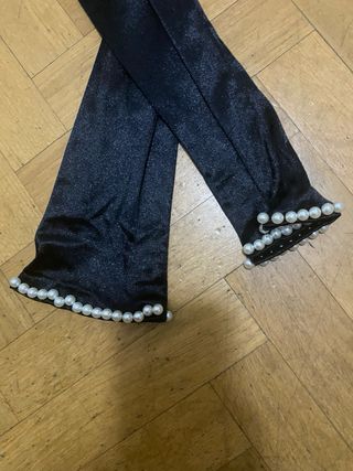 Traje de lentejuelas azul con sombrero y guantes