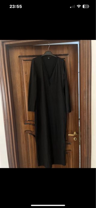 Vestito lungo nero con scollo in pizzo